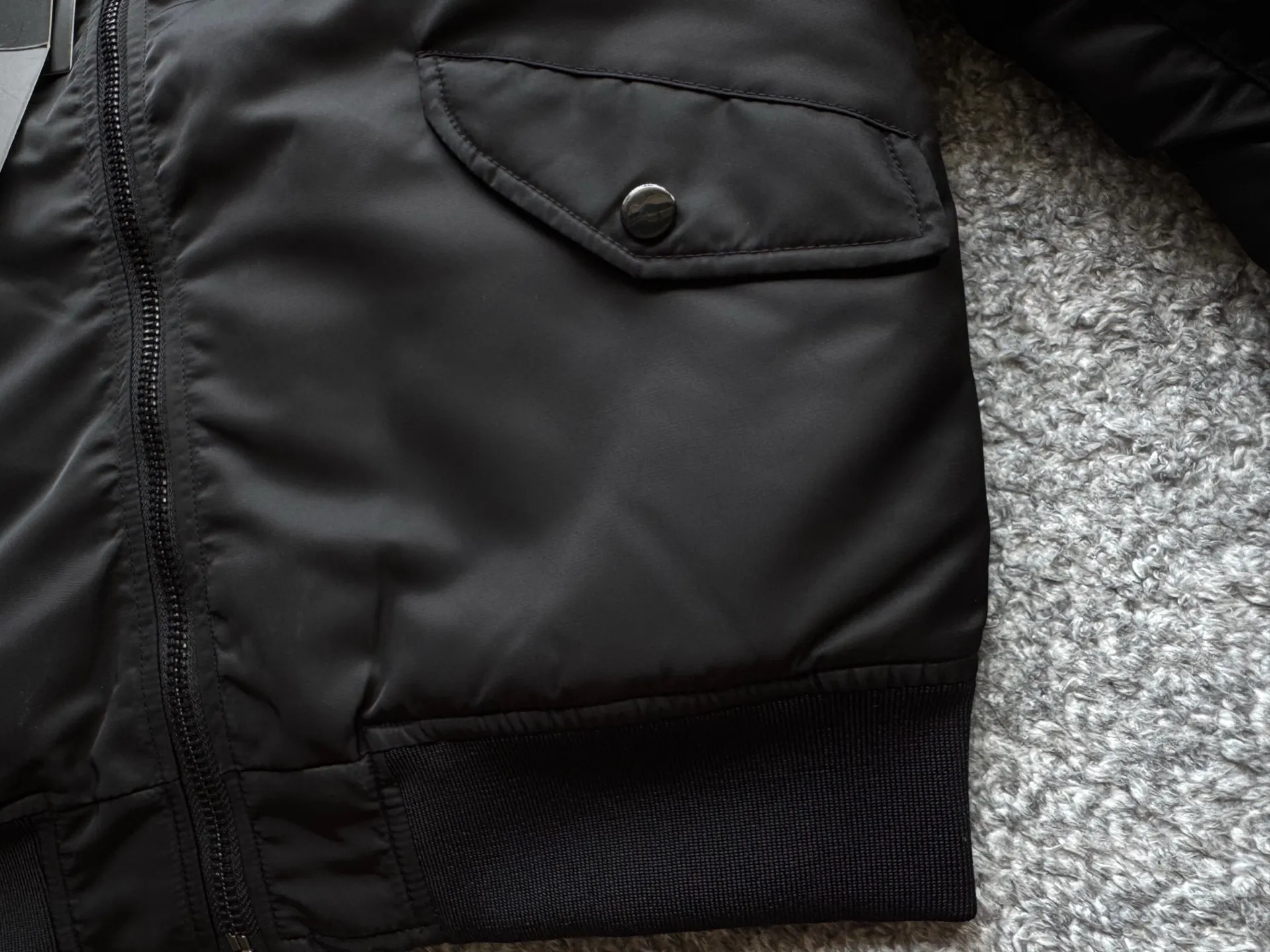 P360 Stone lsland Stone Island Medal Aviator Cotton Jacket The outer fabric is made of MA-1 flight nylon, which is a material specially used in flight and aviation. Flying nylon is a fabric specially used in flight and aviation. It is rarely used in ordinary clothing. The density of flying nylon is very high, so it is windproof and waterproof. When rain falls on the surface of the clothes, it will not penetrate immediately, but will form a small water droplet and slide off. This performance is a requirement for the development of modern jet technology. Because it is assumed that the pilot got caught in the rain before getting on the plane, he entered the cabin covered in rainwater. When flying at high altitude and at high speed, in a cabin without an environmental control system, water droplets will freeze on the pilot's body 2. Knitted baseball collar MA-1 uses a knitted collar. The collar is made of wool and can be snug around the neck and very warm. 3. Metal zippers We have very strict requirements on zippers, including smoothness and size. There was no zipper on the market that met the requirements, so we asked a zipper factory to customize a strong and durable metal zipper.  4. Double-threaded knitted cuffs The cuffs are made of double-threaded knitted fabric, narrow at the front and wide at the back. The narrow part can be tightened around the wrist to prevent wind from entering. The wide part has enough space when wearing multiple pieces under winter Color: Black Dark Army Green Size: M L.